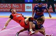 Ravinder Pahal attempts a dash on Rohit Kumar